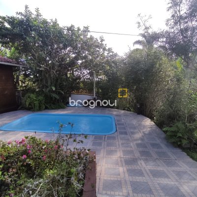 Casa com 220m², 5 quartos (sendo 2 suítes), 2 garagens, no bairro Sambaqui em Florianópolis