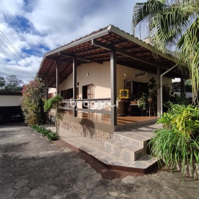 Casa com 220m², 5 quartos (sendo 2 suítes), 2 garagens, no bairro Sambaqui em Florianópolis