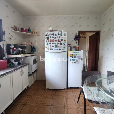 Casa com 220m², 5 quartos (sendo 2 suítes), 2 garagens, no bairro Sambaqui em Florianópolis