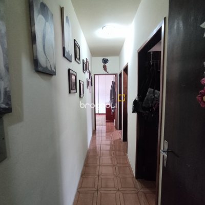 Casa com 220m², 5 quartos (sendo 2 suítes), 2 garagens, no bairro Sambaqui em Florianópolis