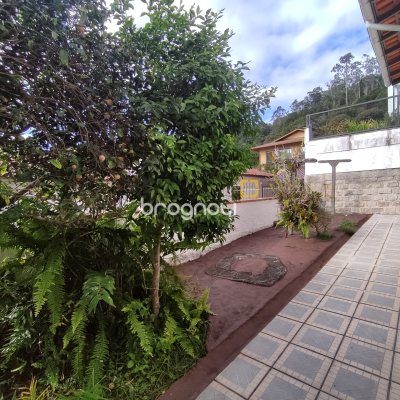 Casa com 220m², 5 quartos (sendo 2 suítes), 2 garagens, no bairro Sambaqui em Florianópolis