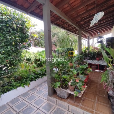 Casa com 220m², 5 quartos (sendo 2 suítes), 2 garagens, no bairro Sambaqui em Florianópolis