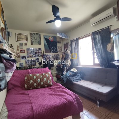 Casa com 220m², 5 quartos (sendo 2 suítes), 2 garagens, no bairro Sambaqui em Florianópolis