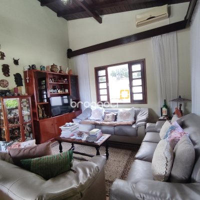 Casa com 220m², 5 quartos (sendo 2 suítes), 2 garagens, no bairro Sambaqui em Florianópolis