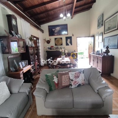 Casa com 220m², 5 quartos (sendo 2 suítes), 2 garagens, no bairro Sambaqui em Florianópolis