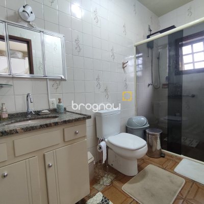 Casa com 220m², 5 quartos (sendo 2 suítes), 2 garagens, no bairro Sambaqui em Florianópolis