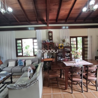 Casa com 220m², 5 quartos (sendo 2 suítes), 2 garagens, no bairro Sambaqui em Florianópolis