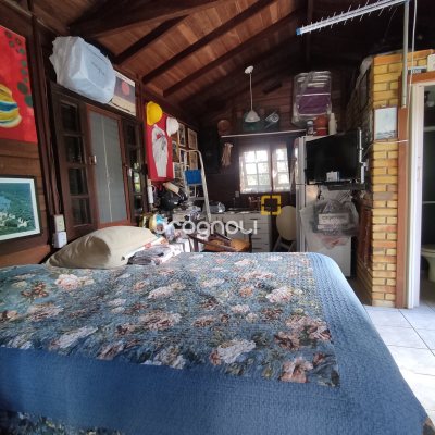 Casa com 220m², 5 quartos (sendo 2 suítes), 2 garagens, no bairro Sambaqui em Florianópolis