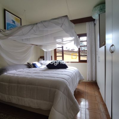 Casa com 220m², 5 quartos (sendo 2 suítes), 2 garagens, no bairro Sambaqui em Florianópolis