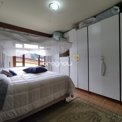 Casa com 220m², 5 quartos (sendo 2 suítes), 2 garagens, no bairro Sambaqui em Florianópolis