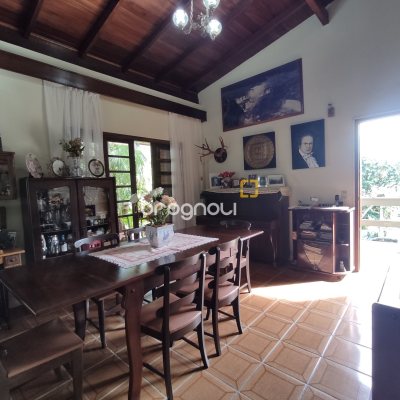 Casa com 220m², 5 quartos (sendo 2 suítes), 2 garagens, no bairro Sambaqui em Florianópolis