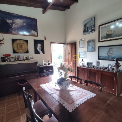 Casa com 220m², 5 quartos (sendo 2 suítes), 2 garagens, no bairro Sambaqui em Florianópolis