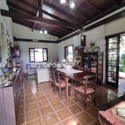 Casa com 220m², 5 quartos (sendo 2 suítes), 2 garagens, no bairro Sambaqui em Florianópolis