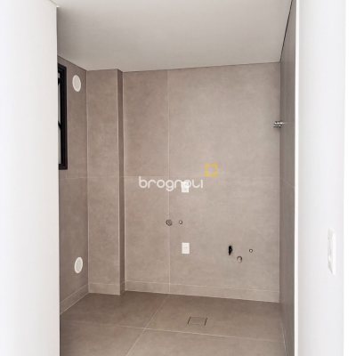 Apartamento com 108m², 3 quartos (sendo 3 suítes), 2 garagens, no bairro Jurerê em Florianópolis