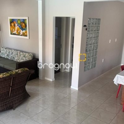 Casa com 215m², 4 quartos (sendo 1 suíte), 2 garagens, no bairro Campeche em Florianópolis