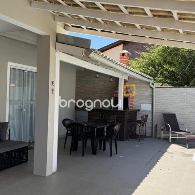 Casa com 215m², 4 quartos (sendo 1 suíte), 2 garagens, no bairro Campeche em Florianópolis