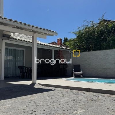 Casa com 215m², 4 quartos (sendo 1 suíte), 2 garagens, no bairro Campeche em Florianópolis