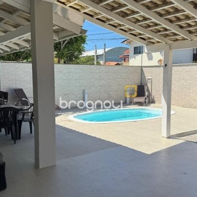Casa com 215m², 4 quartos (sendo 1 suíte), 2 garagens, no bairro Campeche em Florianópolis