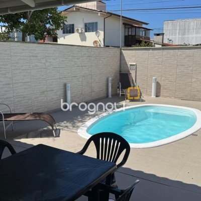 Casa com 215m², 4 quartos (sendo 1 suíte), 2 garagens, no bairro Campeche em Florianópolis