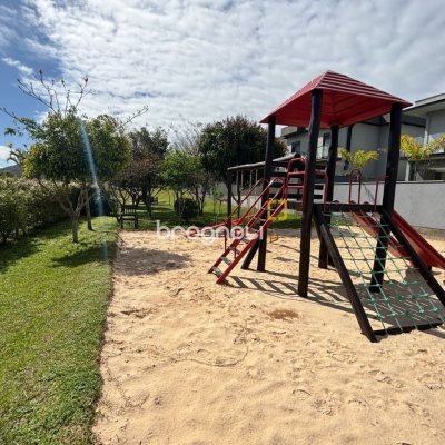 Casa de Condomínio com 226m², 4 quartos (sendo 3 suítes), 2 garagens, no bairro Rio Vermelho em Florianópolis