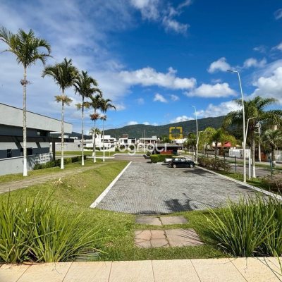 Casa de Condomínio com 226m², 4 quartos (sendo 3 suítes), 2 garagens, no bairro Rio Vermelho em Florianópolis