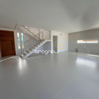 Casa de Condomínio com 226m², 4 quartos (sendo 3 suítes), 2 garagens, no bairro Rio Vermelho em Florianópolis