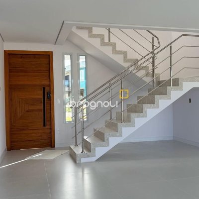Casa de Condomínio com 226m², 4 quartos (sendo 3 suítes), 2 garagens, no bairro Rio Vermelho em Florianópolis