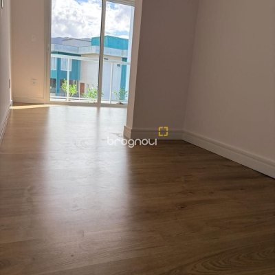 Casa de Condomínio com 226m², 4 quartos (sendo 3 suítes), 2 garagens, no bairro Rio Vermelho em Florianópolis
