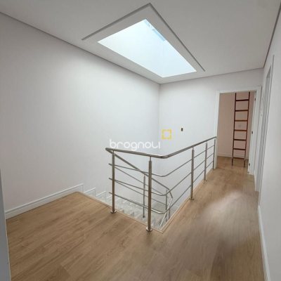 Casa de Condomínio com 226m², 4 quartos (sendo 3 suítes), 2 garagens, no bairro Rio Vermelho em Florianópolis