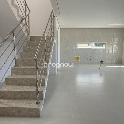 Casa de Condomínio com 226m², 4 quartos (sendo 3 suítes), 2 garagens, no bairro Rio Vermelho em Florianópolis