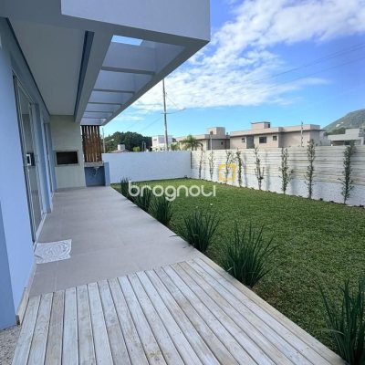 Casa de Condomínio com 226m², 4 quartos (sendo 3 suítes), 2 garagens, no bairro Rio Vermelho em Florianópolis