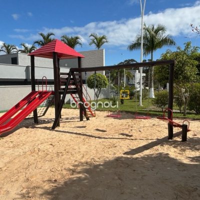 Casa de Condomínio com 226m², 4 quartos (sendo 3 suítes), 2 garagens, no bairro Rio Vermelho em Florianópolis