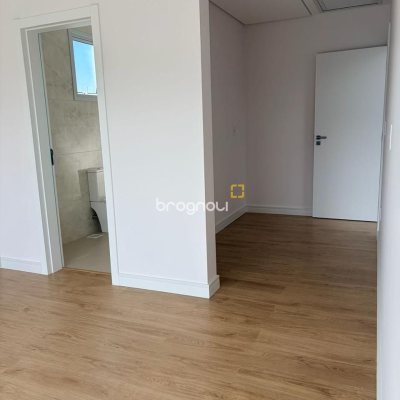 Casa de Condomínio com 226m², 4 quartos (sendo 3 suítes), 2 garagens, no bairro Rio Vermelho em Florianópolis