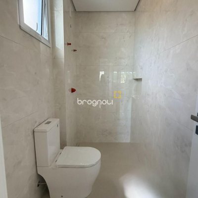 Casa de Condomínio com 226m², 4 quartos (sendo 3 suítes), 2 garagens, no bairro Rio Vermelho em Florianópolis
