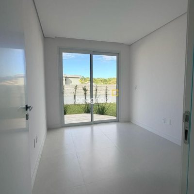 Casa de Condomínio com 226m², 4 quartos (sendo 3 suítes), 2 garagens, no bairro Rio Vermelho em Florianópolis