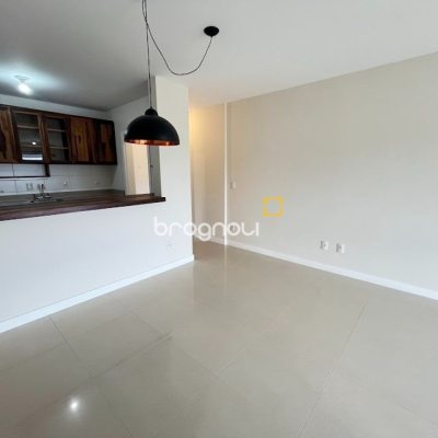 Apartamento com 88m², 3 quartos (sendo 1 suíte), 2 garagens, no bairro Pantanal em Florianópolis