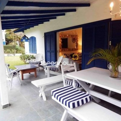 Casa de Condomínio com 160m², 3 quartos (sendo 1 suíte), 2 garagens, no bairro Ponta das Canas em Florianópolis