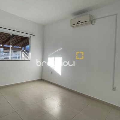 Casa com 66m², 2 quartos (sendo 1 suíte), 2 garagens, no bairro Rio Vermelho em Florianópolis