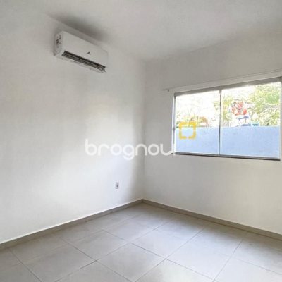 Casa com 66m², 2 quartos (sendo 1 suíte), 2 garagens, no bairro Rio Vermelho em Florianópolis