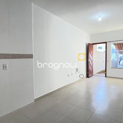 Casa com 66m², 2 quartos (sendo 1 suíte), 2 garagens, no bairro Rio Vermelho em Florianópolis