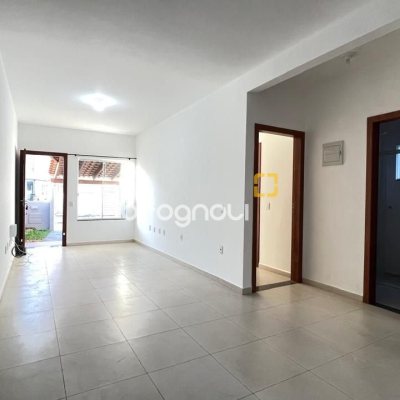 Casa com 66m², 2 quartos (sendo 1 suíte), 2 garagens, no bairro Rio Vermelho em Florianópolis