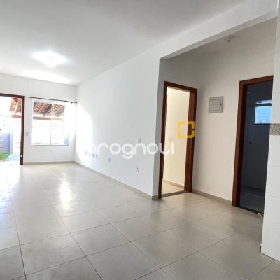 Casa com 66m², 2 quartos (sendo 1 suíte), 2 garagens, no bairro Rio Vermelho em Florianópolis