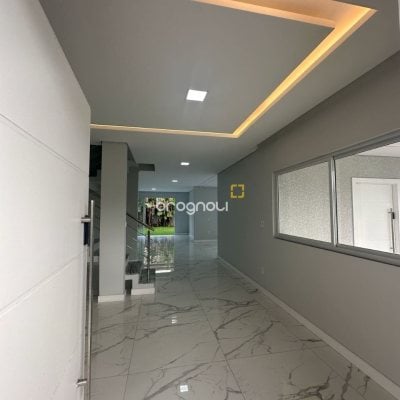 Casa com 244m², 3 quartos (sendo 3 suítes), 2 garagens, no bairro Ingleses em Florianópolis