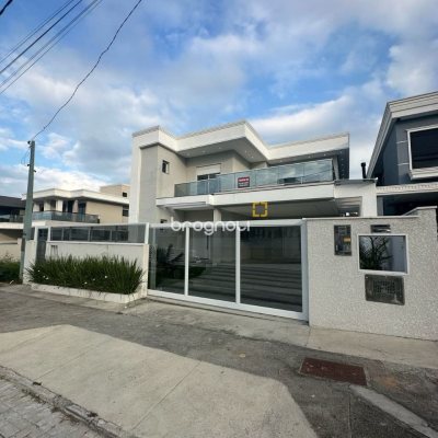 Casa com 244m², 3 quartos (sendo 3 suítes), 2 garagens, no bairro Ingleses em Florianópolis