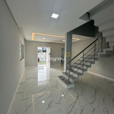 Casa com 244m², 3 quartos (sendo 3 suítes), 2 garagens, no bairro Ingleses em Florianópolis