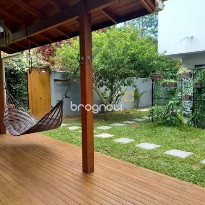 Casa com 430m², 10 quartos (sendo 6 suítes), 5 garagens, no bairro Rio Tavares em Florianópolis