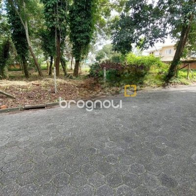 Terreno com 747m², no bairro Campeche em Florianópolis
