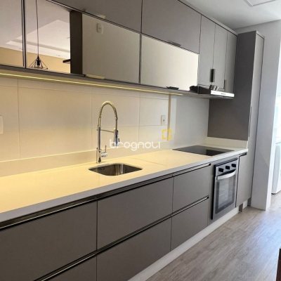 Apartamento com 101m², 2 quartos (sendo 2 suítes), 2 garagens, no bairro Centro em Florianópolis
