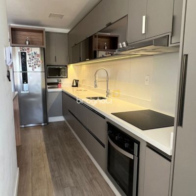 Apartamento com 101m², 2 quartos (sendo 2 suítes), 2 garagens, no bairro Centro em Florianópolis