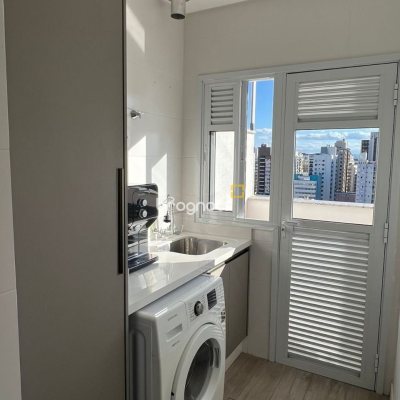 Apartamento com 101m², 2 quartos (sendo 2 suítes), 2 garagens, no bairro Centro em Florianópolis